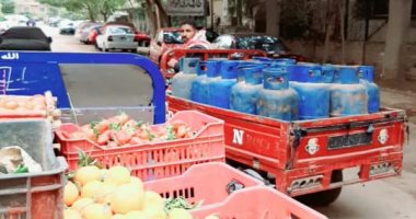 الشارع لمين.. شكوى من تعدى الباعة على حرم الطريق فى شارع 268 بالمعادى 