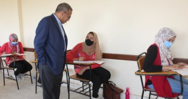 صور.. رئيس جامعة الأقصر يتفقد سير امتحانات الدبلومة بكلية الحاسبات والمعلومات