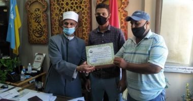 رئيس المنطقة الأزهرية بالإسكندرية يكرم أوائل المعاهد 