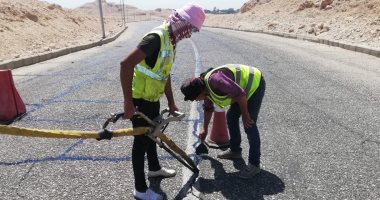 صور.. استمرار العمل فى صيانة ورفع كفاءة طريق وادى الملوك بالأقصر