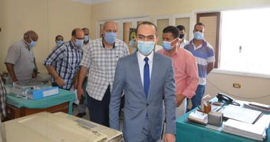 نائب محافظ سوهاج يتفقد سير العمل بإدارة خدمة المواطنين فى المراغة.. صور