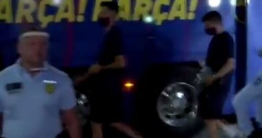 فيديو جديد لرد فعل جماهير برشلونة عقب عودة لاعبي الفريق إلى إسبانيا