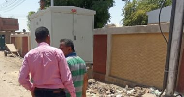لجنة من الكهرباء تعاين الأسلاك المتسببة فى حريق شاحنة بكوم أمبو.. صور