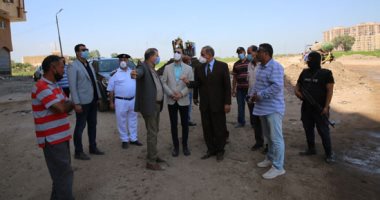 محافظ كفر الشيخ يعد بإنشاء طرق ومحاور جديدة لتخفيف الضغط المرورى.. صور