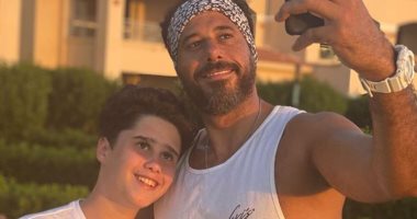 أحمد السعدني ممازحا ابنه فى صورة جديدة: راجلى طويل القامة