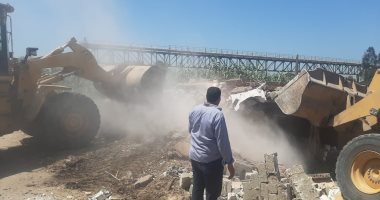 إزالة 33 حالة تعدى على أملاك الرى والصرف فى 3 مراكز بالبحيرة.. صور