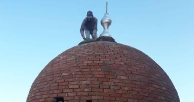 "حسن" من الشرقية يشارك بصورته أثناء بنائه قبة مسجد