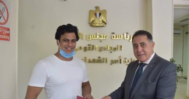 القومي لأسر الشهداء يسلم عقد شقة لمصاب عجز كلى ويوجه بعلاجه بمستشفى العجوزة
