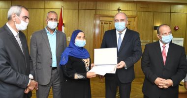 تكريم فتحية بسيونى أول جزارة بقنا لمساعدتها والدها المريض