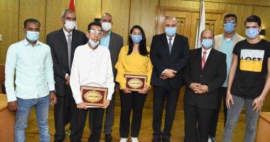 محافظ قنا يكرم أوائل الثانوية العامة ويمنحهم شهادات تقدير ومكافأة مالية.. صور