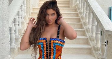 كايلى جينر بإطلالة أنيقة وحقيبة مصنوعة بأيادٍ مصرية.. صور 