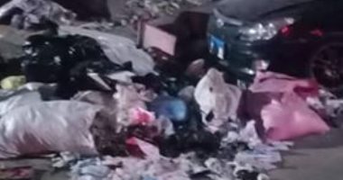 قارئة تشكو تراكم القمامة فى شارع فاطمة النبوية بحى العباسية
