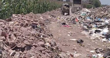 سيبها علينا.. أهالى قرية سلكا يشكون من مقلب قمامة ومخلفات طبية بالشارع