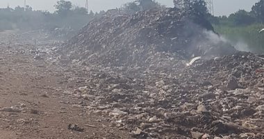 سيبها علينا.. أهالى عزبة أبو خليل بالشرقية يشكون من حرق القمامة بالشوارع