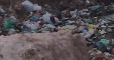 سيبها علينا.. قارئ يشكو انتشار القمامة بترعة قرية مشيرف بالمنوفية