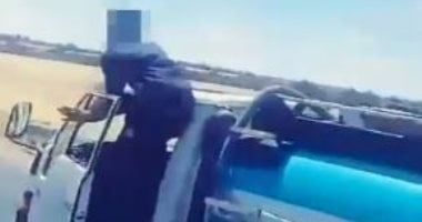 القبض على سائق متهور خرج جسده من الشاحنة أثناء سيره بالأردن.. فيديو