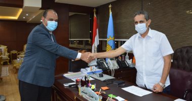 محافظ الغربية يستقبل بمكتبه مدير الإدارة الهندسية بعد صرفه من سراى النيابة