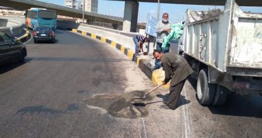 صور.. معالجة آثار سقوط بقعة زيت أعلى كوبرى صينية محرم بك