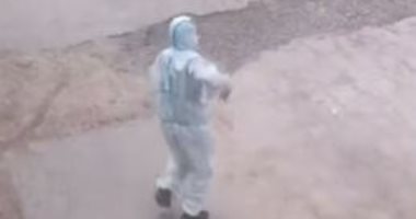 موظف بمستشفى صينى ببدلة واقية يرقص لتخفيف الضغط العصبى.. فيديو