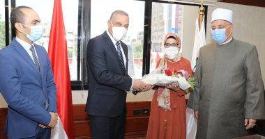 محافظ سوهاج يكرم الطالبة " زينب" الحاصلة على المركز الثانى بالثانوية الأزهرية