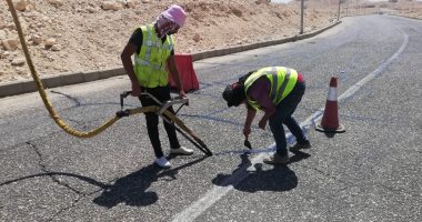 صور.. أعمال صيانة ورفع كفاءة الأسفلت بطريق وادى الملوك غرب الأقصر