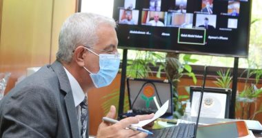 رئيس جامعة المنوفية يستعرض مع عمداء الكليات آليات تطبيق التعليم الهجين