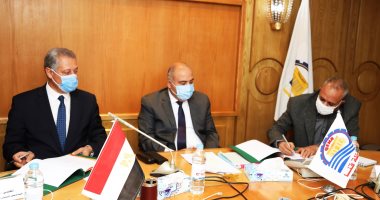 محافظ قنا يوقع بروتوكول تعاون لتمويل 100 سيارات أجرة جديدة