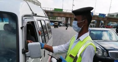 محافظ الشرقية: تغريم 181 سائقا لعدم الالتزام بارتداء الكمامة.. صور