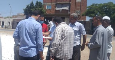 تحرير محاضر بناء مخالف ومصادرة المواد المستخدمة بإحدى قرى بنى سويف.. صور