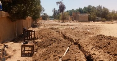 إحلال وتجديد خط مياه شرب بالكاجوج فى كوم أمبو بأسوان