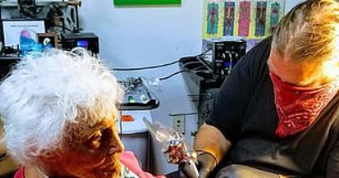 معمرة أمريكية 103 سنين ترسم وشم ضفدع احتفالا بخروجها من العزل.. صور