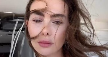 الفنانة اللبنانية ستيفانى صليبا تكشف آثار تفجيرات بيروت فى منزلها.. فيديو وصور