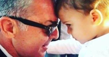 محمود حميدة يظهر بصحبه حفيده في صورة جديدة: أعز الولد ولد الولد