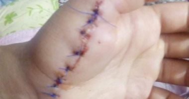 5 بلطجية يعتدون على ربة منزل وشقيقها ويحاولون خطف ابنتها ببنها