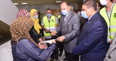 محافظ أسيوط يوزع 26 مشروع للمرأة المعيلة والأسر الأولى بالرعاية (صور)