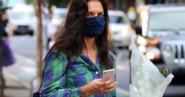 كاتى هولمز تثير الحيرة بشأن بوكيه ورد أثناء سيرها فى شوارع نيويورك.. صور