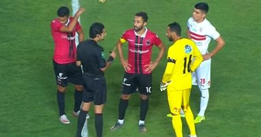 شاهد لحظة تعطل الـvar فى مباراة الزمالك ونادى مصر وماذا قال الحكم للاعبين