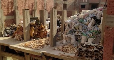 شكوى من تراكم القمامة أعلى سطح منزل فى حى القلج بالقليوبية