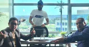 فتحى عبد الوهاب مع خالد الصاوى فى كواليس تصوير مسلسل "القاهرة كابول"
