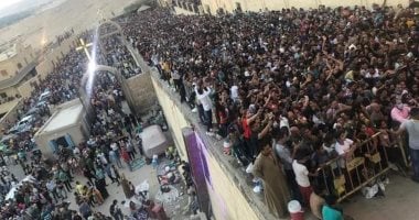 تزاحم آلاف الأقباط فى احتفالات " عذراء درنكة" بأسيوط بدون إجراءات كورونا .. صور