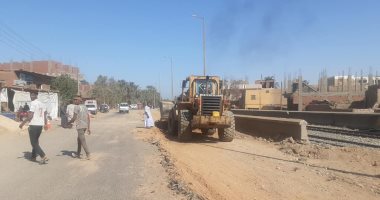 بدء أعمال تطوير مزلقان الخوى شمال أسوان بتخفيض منسوب الطريق.. صور