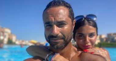 شاهد.. كريم فهمى يقضى عطلته الصيفية بصحبة زوجته