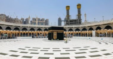16 ألف سجادة صلاة "معقمة" فى الحرمين المكى والنبوى لمواجهة كورونا.. ألبوم صور