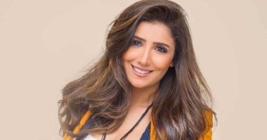 مى عمر فى مطار القاهرة الدولى لهذا السبب