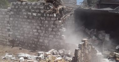 صور.. إزالة 12 حالة تعدى على أملاك الدولة بقرية الحبيل فى مدينة البياضية
