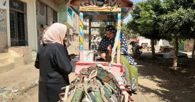 البحث عن الرزق.. قصة كفاح سيدة تبيع الآيس كريم على عربة بحمار فى الشرقية.. نورا: أصبت بشبه ارتجاج فى المخ بعد "علقة" من طليقى.. وأحلم بالعيش فى غرفة بحمام.. وتؤكد: تعلمت سواقة التروسيكل وأتمنى شراؤه.. صور
