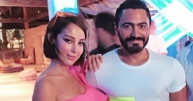 تامر حسنى يحتفل بعيد ميلاده مع زوجته بسمة بأغنيات رومانسية وأجواء مبهجة.. فيديو