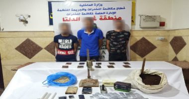 ضبط تجار مخدرات يعيدون تدوير الحشيش وخلطه بمواد أخرى