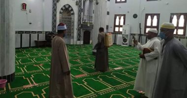 مساجد المحافظات تستعد لعودة صلاة الجمعة الأسبوع المقبل.. علامات تحدد مواضع جلوس المصلين ببنى سويف.. تطهير المساجد والدخول بالكمامة بالإسكندرية.. و5 لجان للمتابعة بالأقصر.. و6 آلاف مسجد تبدأ العمل بالشرقية.. صور