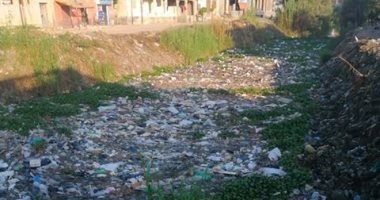 سيبها علينا.. القمامة تغلق مصرف جبارس بعزبة العوامة فى البحيرة 